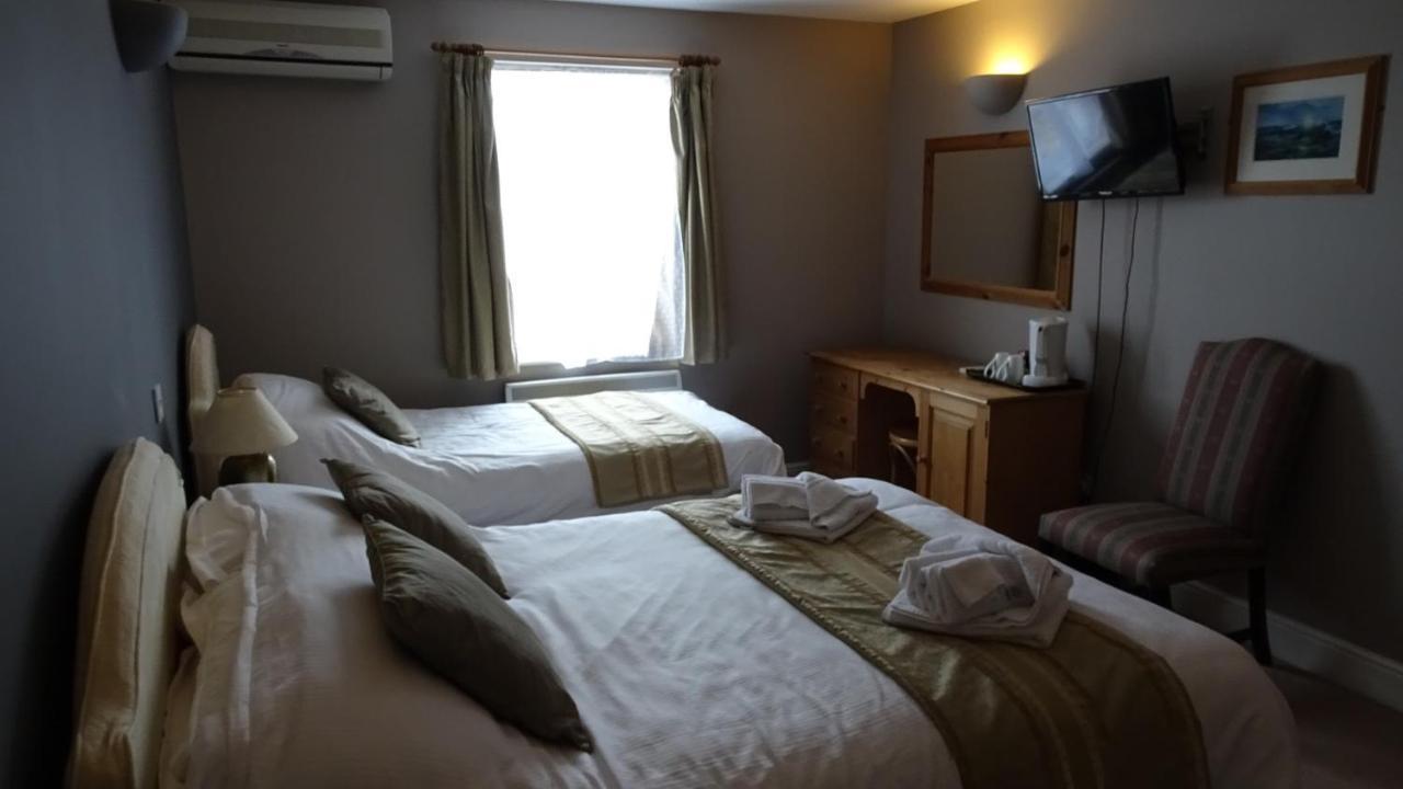 The Furze Bush Inn Ньюбери Экстерьер фото