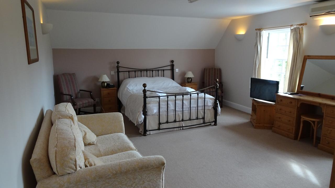 The Furze Bush Inn Ньюбери Экстерьер фото
