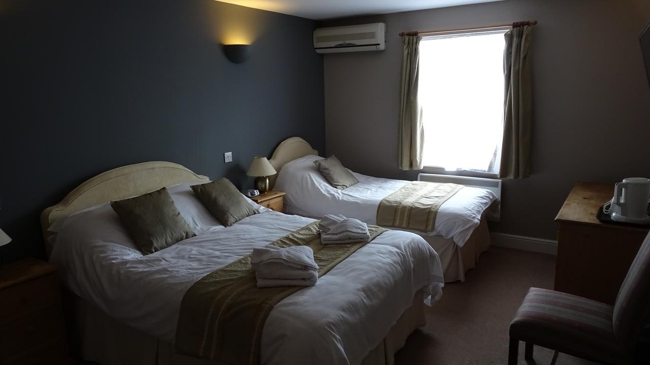 The Furze Bush Inn Ньюбери Экстерьер фото